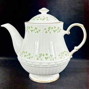 Royal Tara Trellis Shamrock Footed Teapot with Lid Ribbed Fluted‎ 7.5" Gold Trim